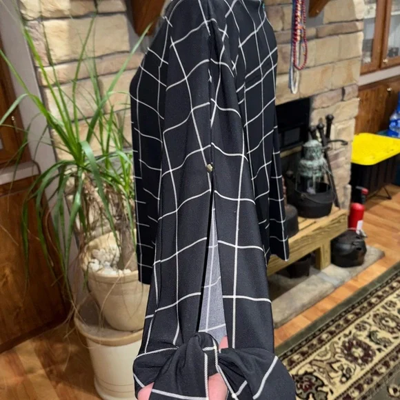 THE LIMITED SIZE X-LARGE BLACK & WHITE DOLMAN 3/4 SLEEVE WITH CUTOUT & TIES. - Picture 3 of 4